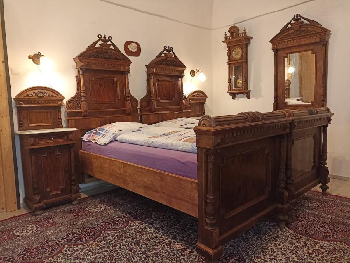 Zemianska Kuria Vachtar Hotel Kralova Lehota Buitenkant foto