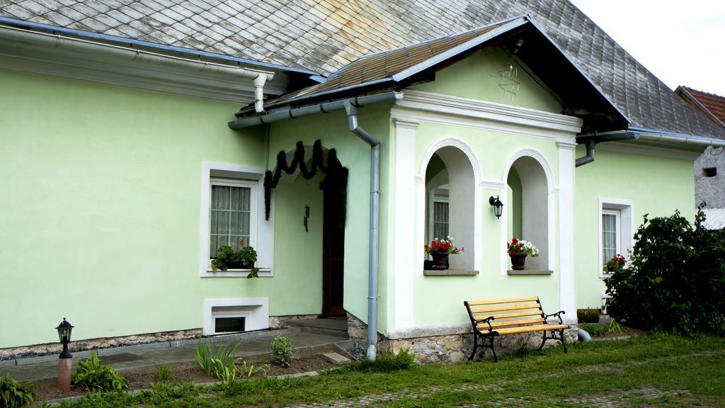 Zemianska Kuria Vachtar Hotel Kralova Lehota Buitenkant foto