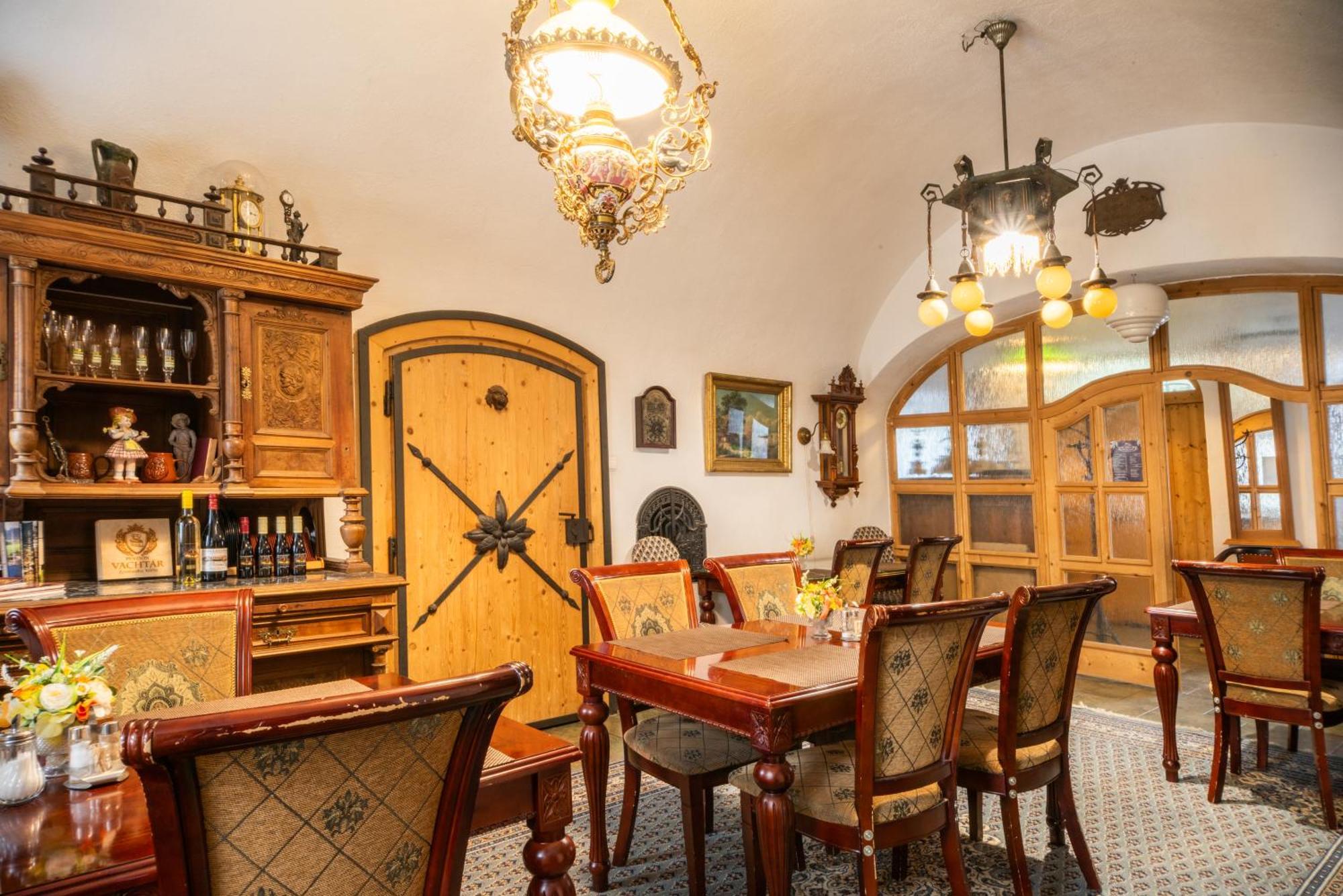 Zemianska Kuria Vachtar Hotel Kralova Lehota Buitenkant foto