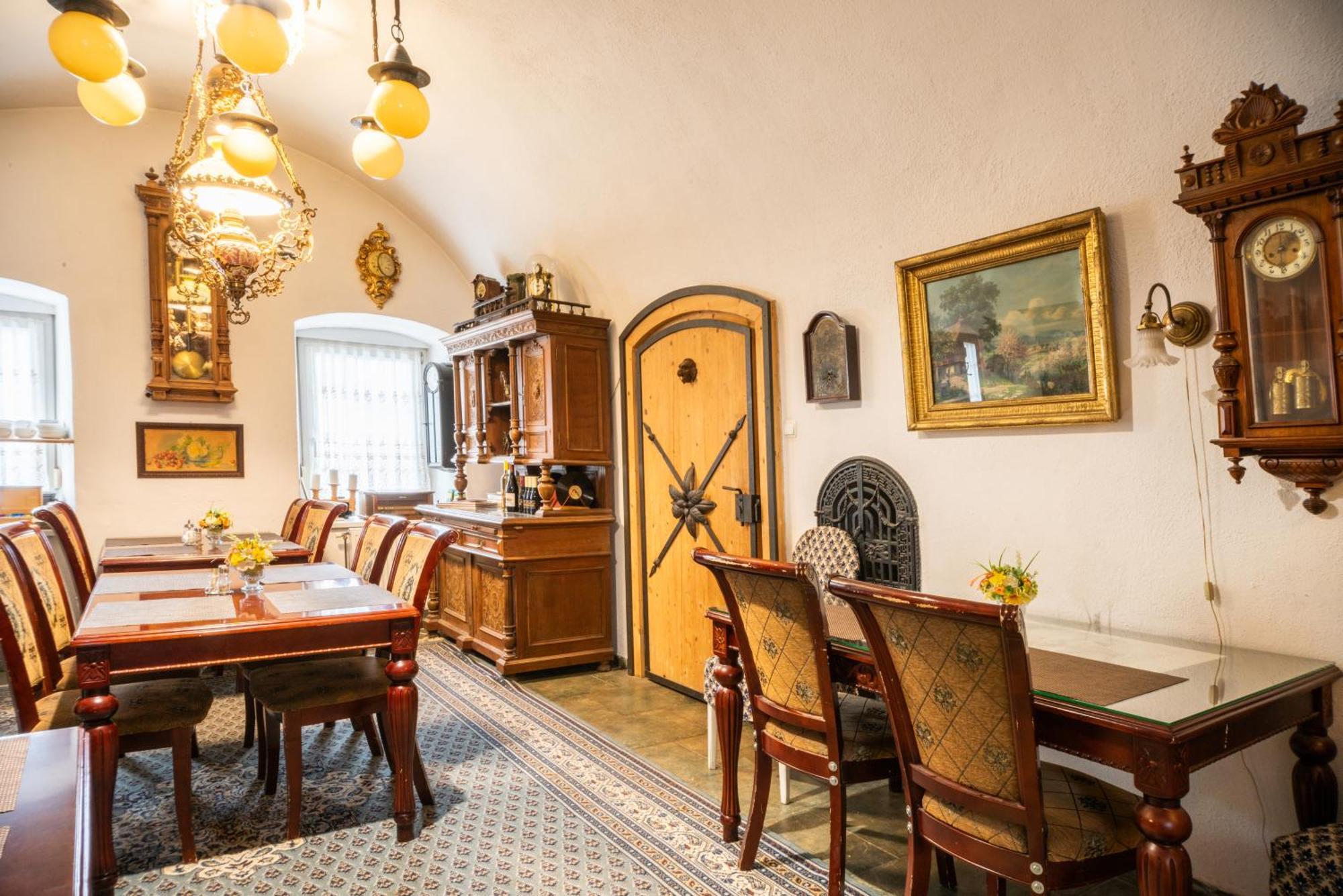 Zemianska Kuria Vachtar Hotel Kralova Lehota Buitenkant foto